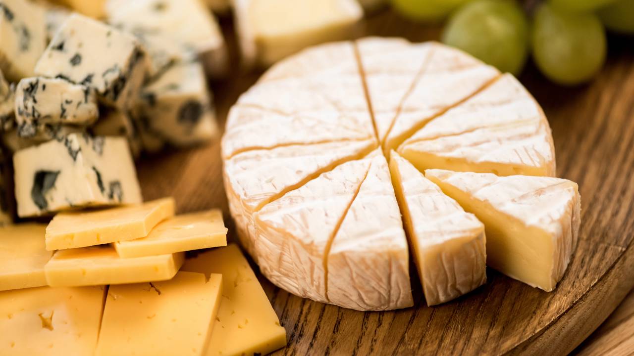 Como manter queijos frescos sem mofar na geladeira