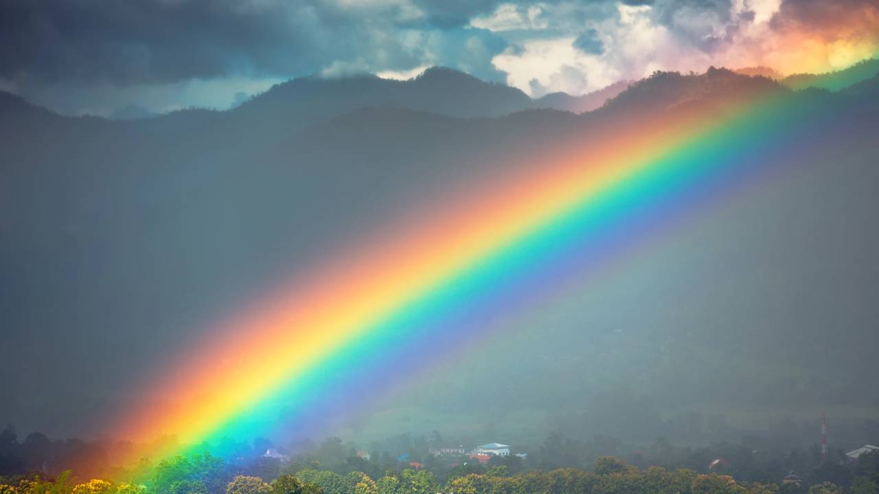 Quando o arco-íris aparece em dobro, algo especial acontece no céu