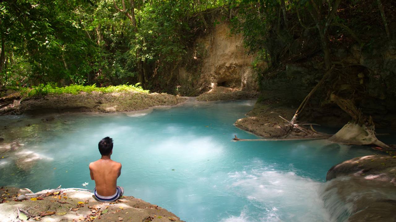 O fenômeno natural que faz os rios “respirarem” bolhas de ar e surpreender quem observa de perto