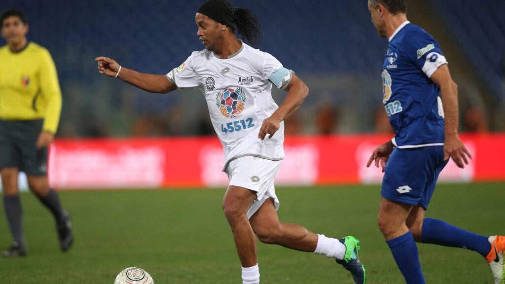 Ronaldinho Gaúcho larga a aposentadoria e assina contrato para a Copa do Mundo