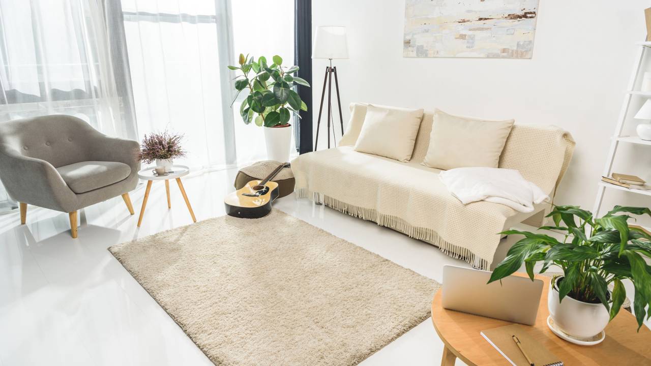 A solução que virou febre para deixar a sala muito mais organizada