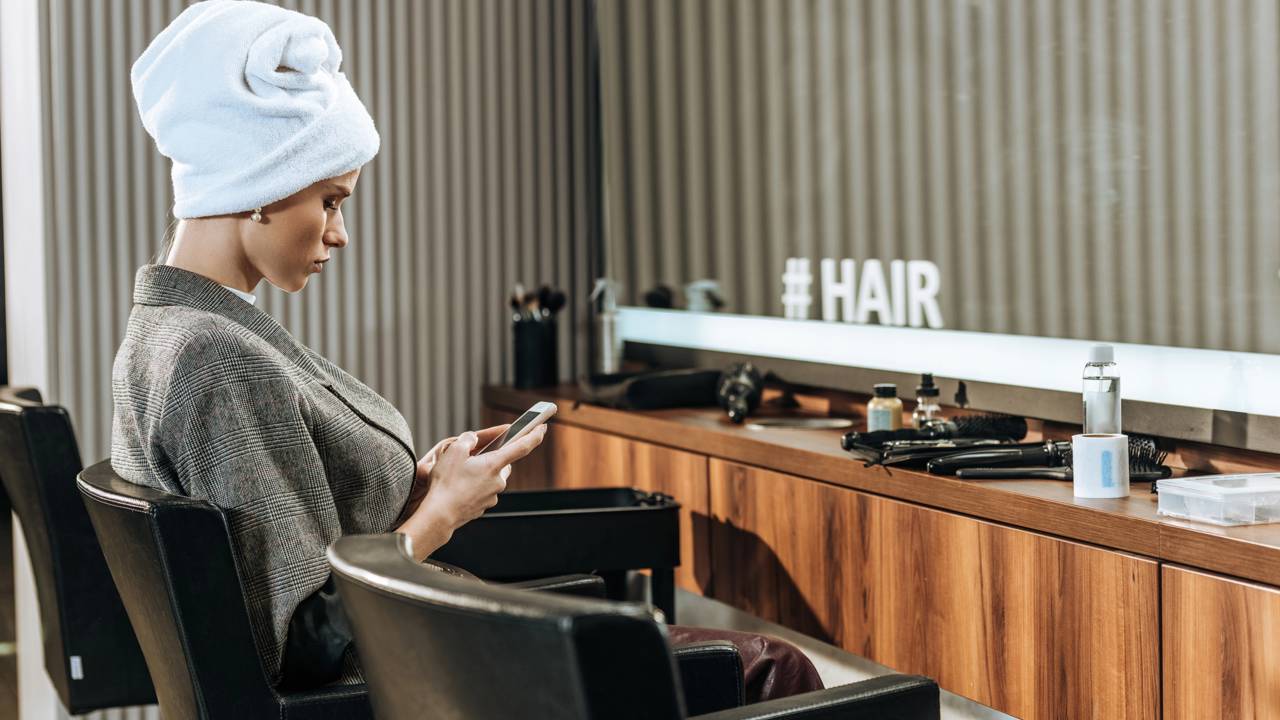 A cor de cabelo que está dominando os salões do Brasil e virando febre nas redes sociais