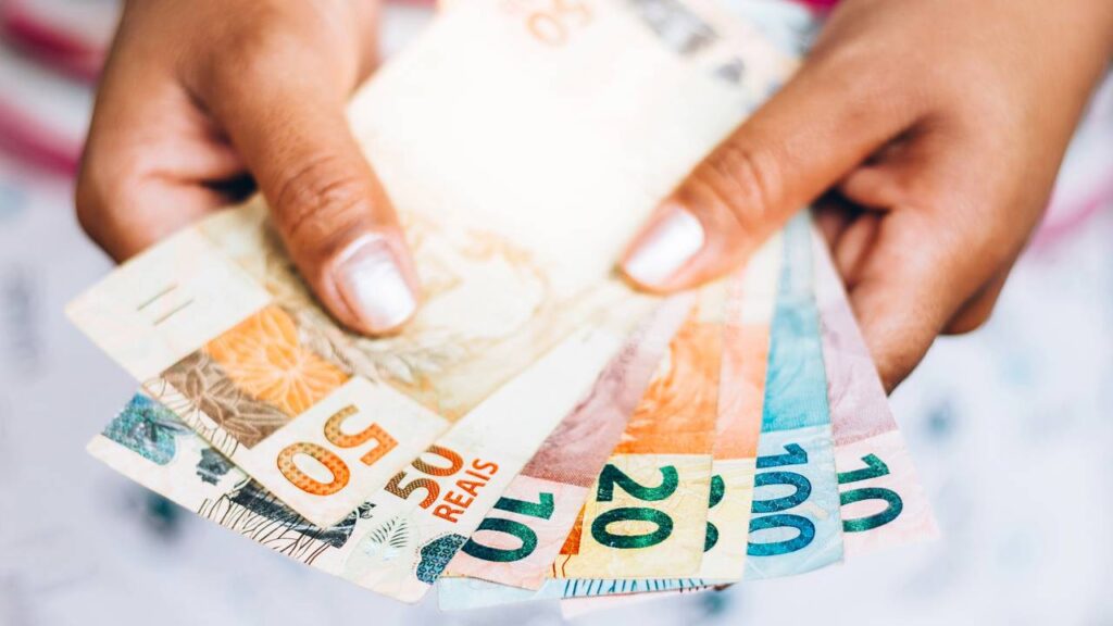 Salário mínimo de R$ 1.621 passa a valer e já aparece no seu contracheque