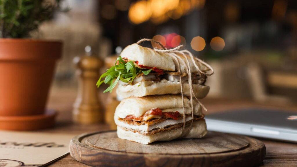 Sanduíche saudável com ovos e iogurte surpreende no sabor e na leveza