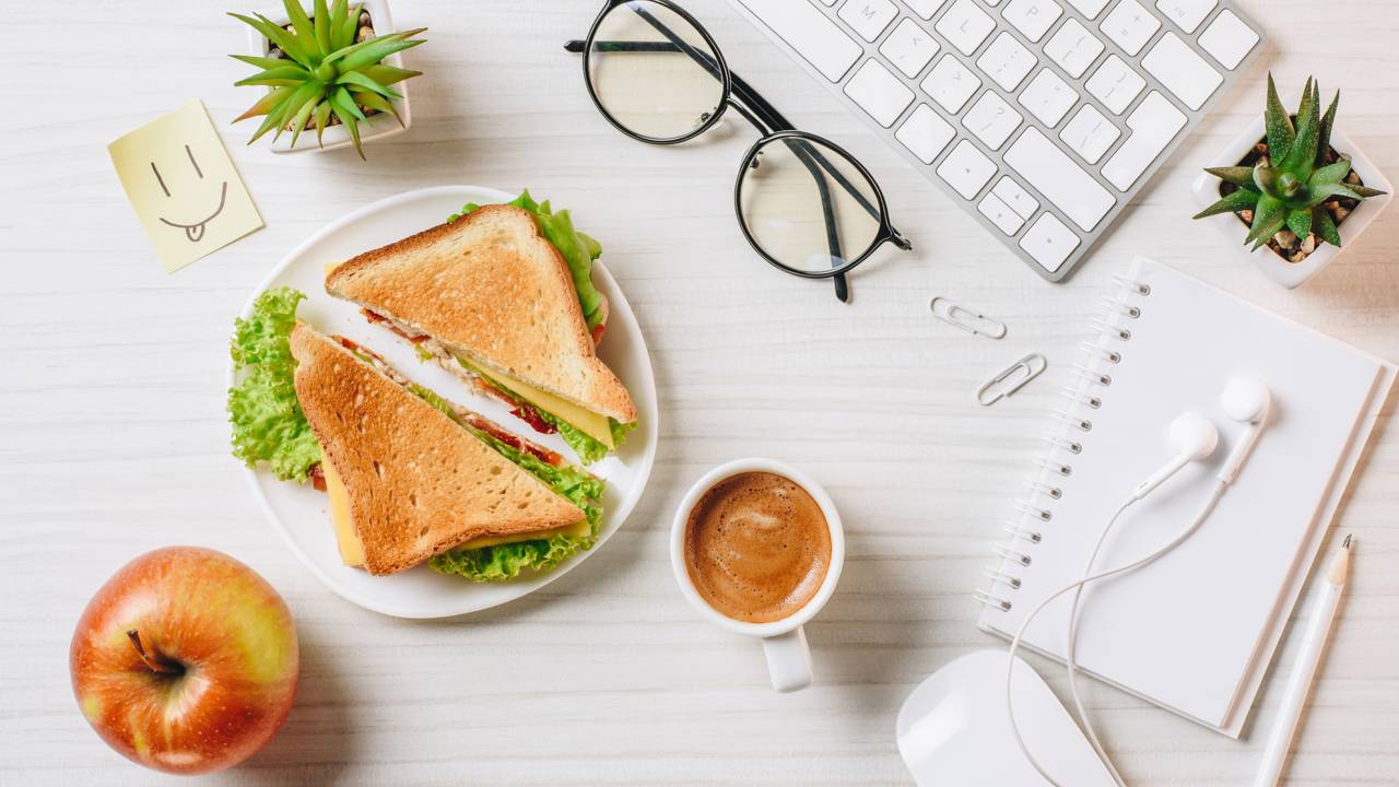 Sanduíche saudável com ovos e iogurte surpreende no sabor e na leveza