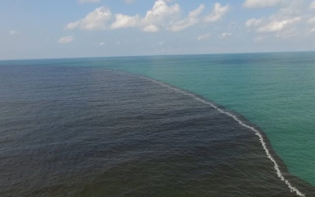 Fenômeno impressiona ao mostrar mar e rio lado a lado sem se misturarem