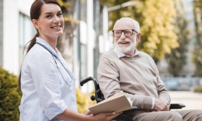 Uma pessoa dedicada ao acompanhamento de uma pessoa mais idosa é essencial para o bem-estar - Créditos: depositphotos.com / AndrewLozovyi