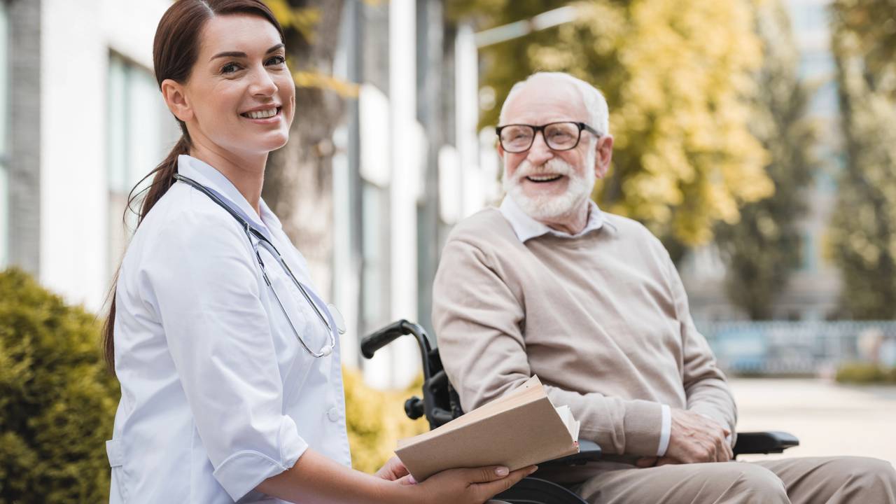 Uma pessoa dedicada ao acompanhamento de uma pessoa mais idosa é essencial para o bem-estar - Créditos: depositphotos.com / AndrewLozovyi