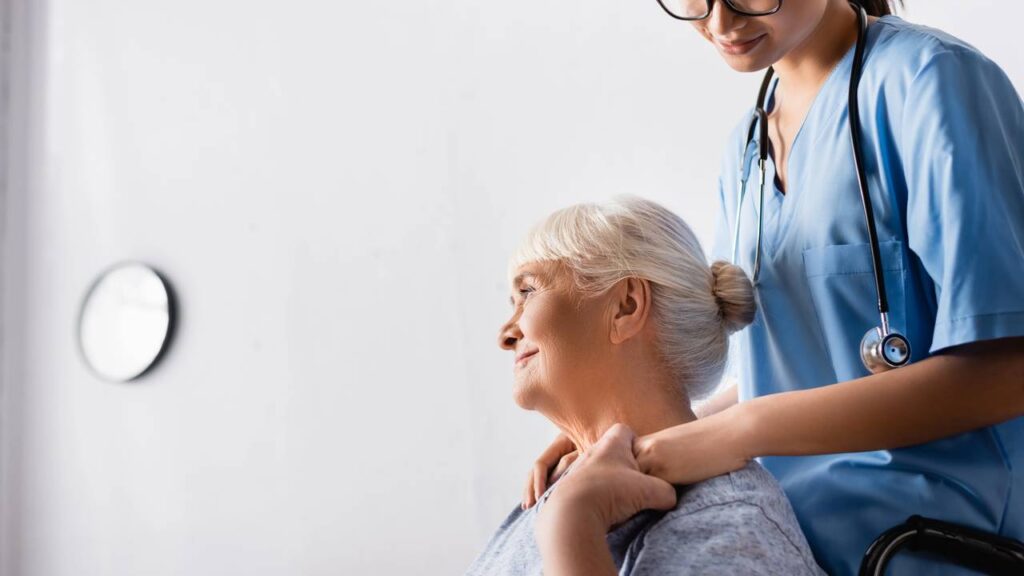 A jornada de acompanhamento pode variar dependendo das necessidades do idoso - Créditos: depositphotos.com / HayDmitriy