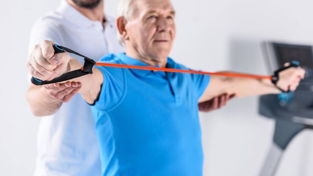 O profissional ficará responsável por todo o treinamento, evitando qualquer tipo de lesão e má execução - Créditos: depositphotos.com / AllaSerebrina