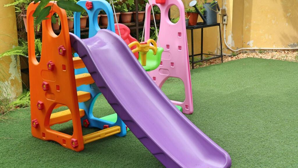 Escorregador danificado leva à condenação do DF após criança sofrer acidente