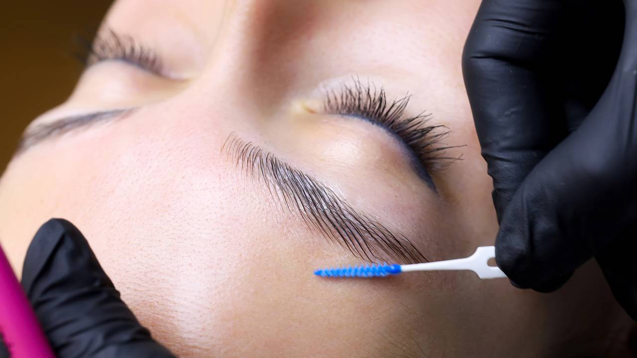 Isso aqui está acabando com a sua sobrancelha sem você perceber