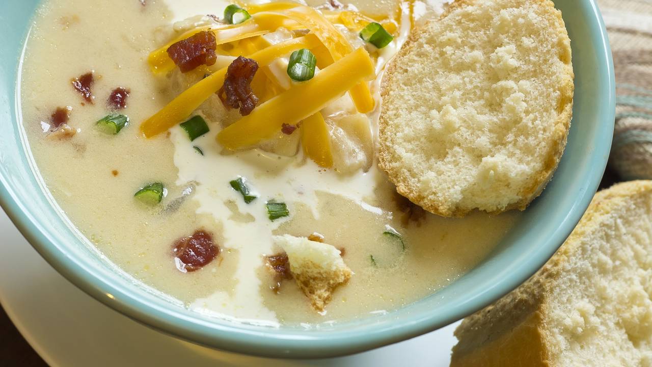 Receita de sopa cremosa que está dominando os dias frios em várias cozinhas