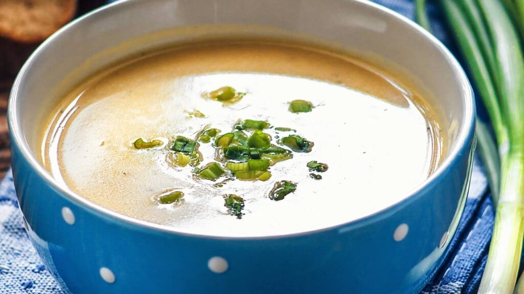 Receita de sopa cremosa que está dominando os dias frios em várias cozinhas