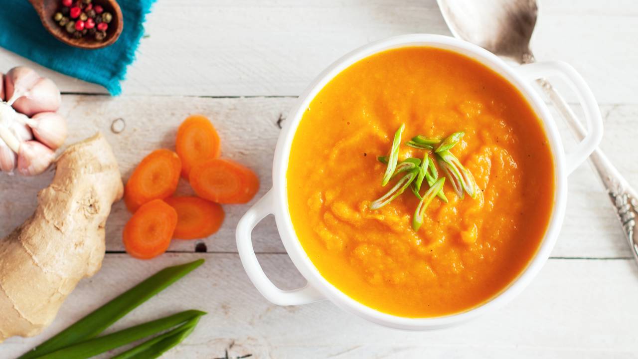 A sopa detox de abóbora e gengibre que virou queridinha das dietas leves
