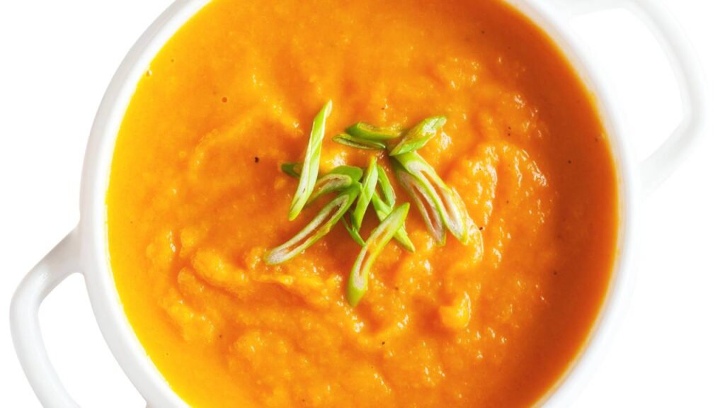 A sopa detox de abóbora e gengibre que virou queridinha das dietas leves
