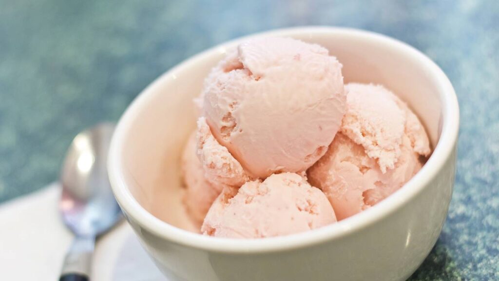 Receita de sorvete caseiro conquista as redes pela textura impecável