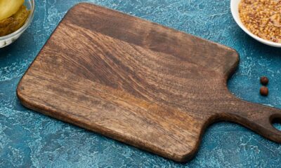 Tábua de carne sem cheiro usando item de banheiro