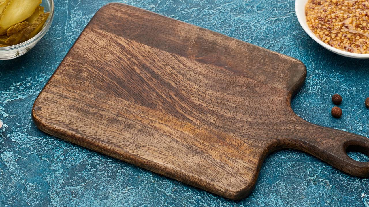 Tábua de carne sem cheiro usando item de banheiro