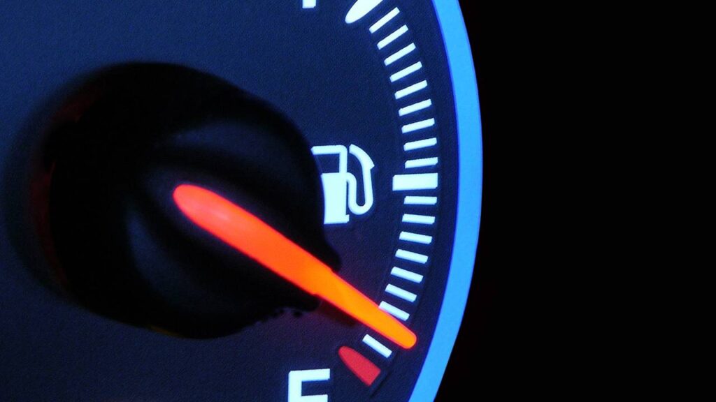 Dirigir com o tanque na reserva pode causar falhas e gerar gastos altos