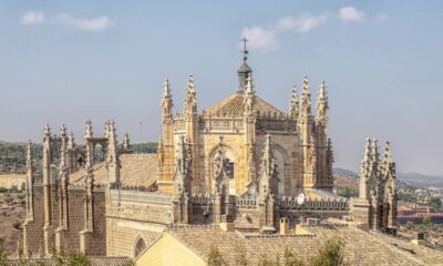 A cidade surpreende ao unir turismo intenso sem perder sua essência histórica