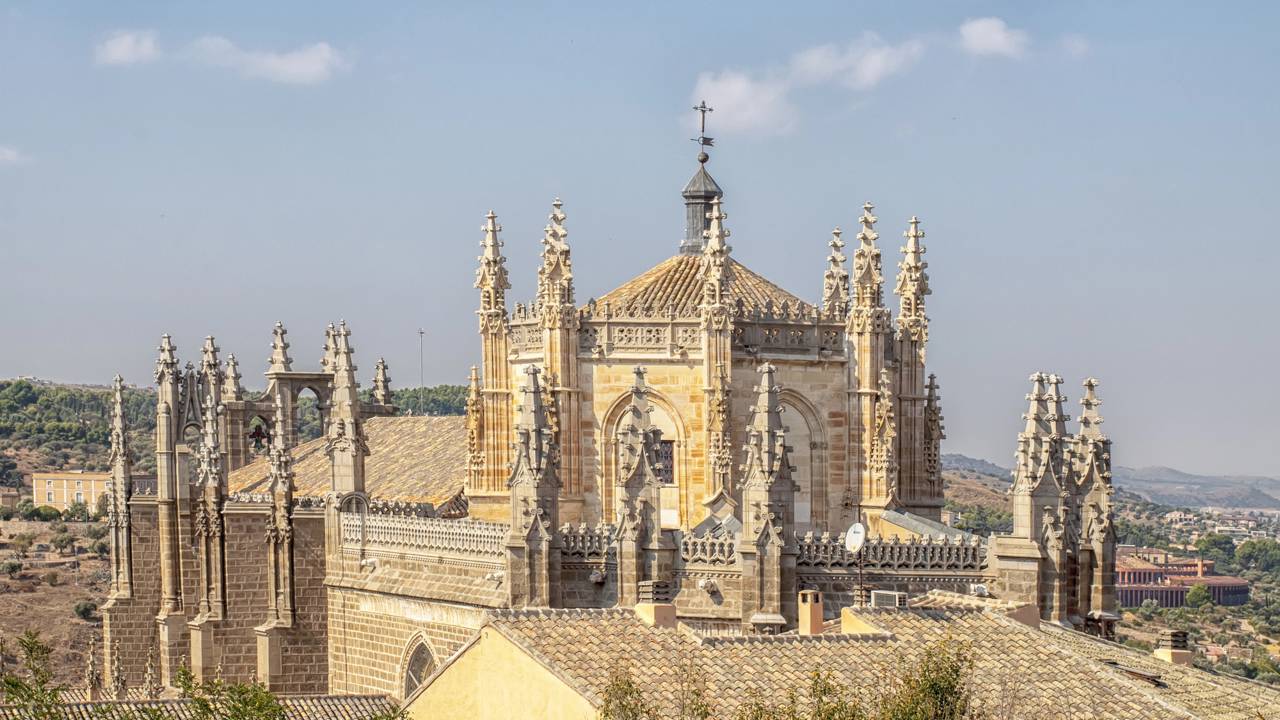 A cidade surpreende ao unir turismo intenso sem perder sua essência histórica