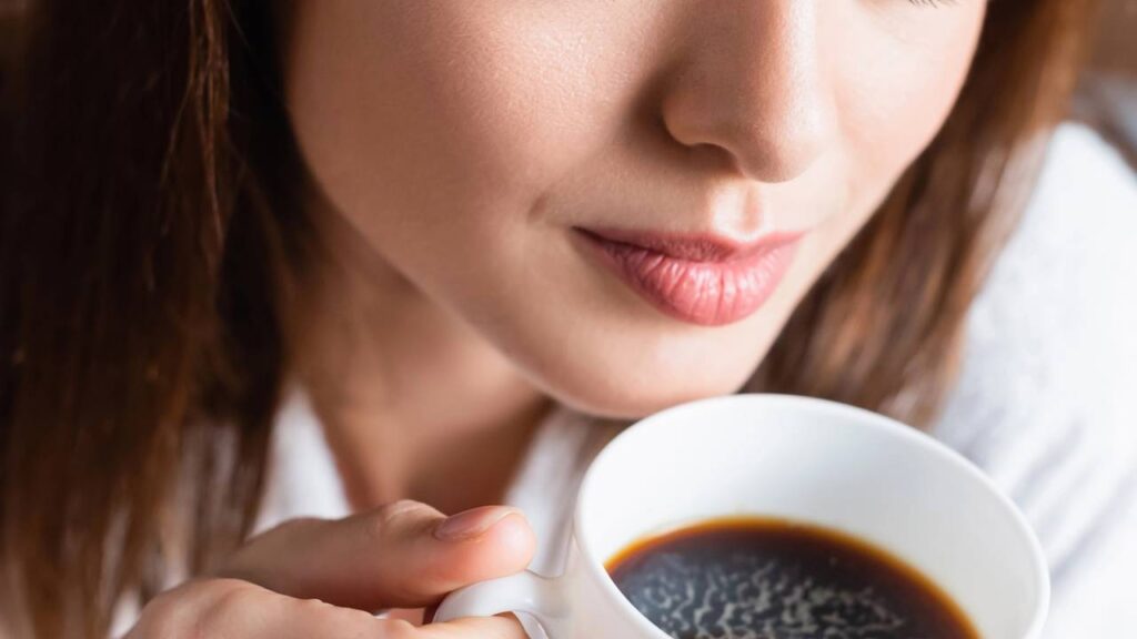 Esse jeito de beber café pode causar mais problemas do que você imagina
