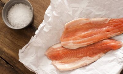 O peixe cru de cor laranja encontrado na maioria dos restaurantes de buffet não é, na verdade, salmão. Você sabe que tipo de peixe é?