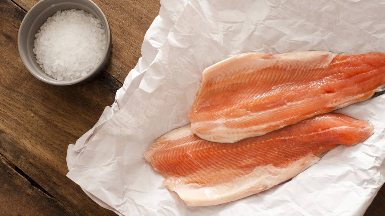 O peixe cru de cor laranja encontrado na maioria dos restaurantes de buffet não é, na verdade, salmão. Você sabe que tipo de peixe é?