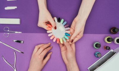 Essa mistura de cores nas unhas virou tendência entre manicures