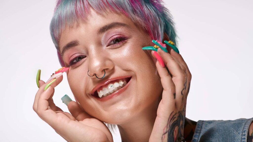 Essa mistura de cores nas unhas virou tendência entre manicures