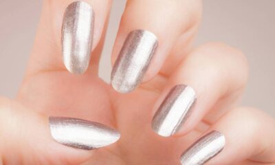 A tendência de esmaltes metálicos voltou mais discreta e chique