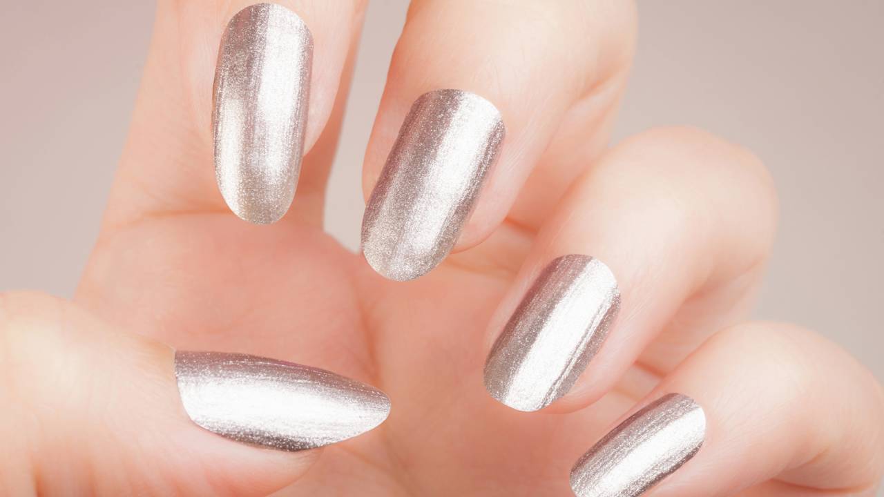 A tendência de esmaltes metálicos voltou mais discreta e chique