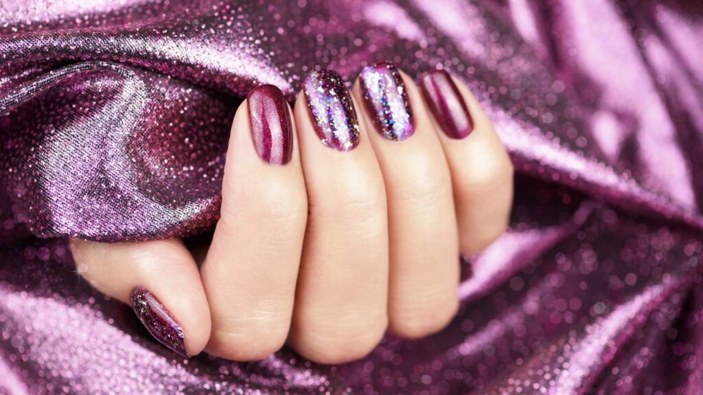 A tendência de esmaltes metálicos voltou mais discreta e chique