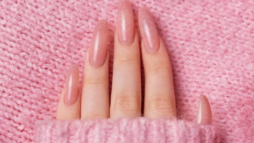 O esmalte rosa suave que está conquistando o público brasileiro