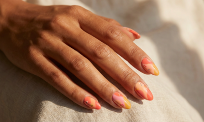 Cores que realçam o bronzeado transformam as unhas de verão em looks leves e cheios de estilo