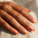 Cores que realçam o bronzeado transformam as unhas de verão em looks leves e cheios de estilo