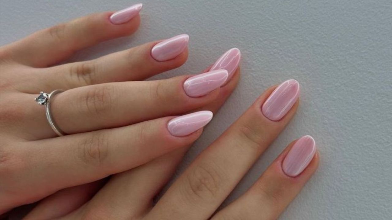 Unhas de princesa ganham força com visual curto e elegante que valoriza brilho na medida certa