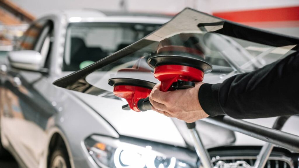 Truque pouco conhecido elimina manchas no vidro do carro, economizando e evitando danos