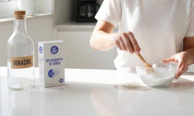 Como usar vinagre e bicarbonato com segurança na limpeza