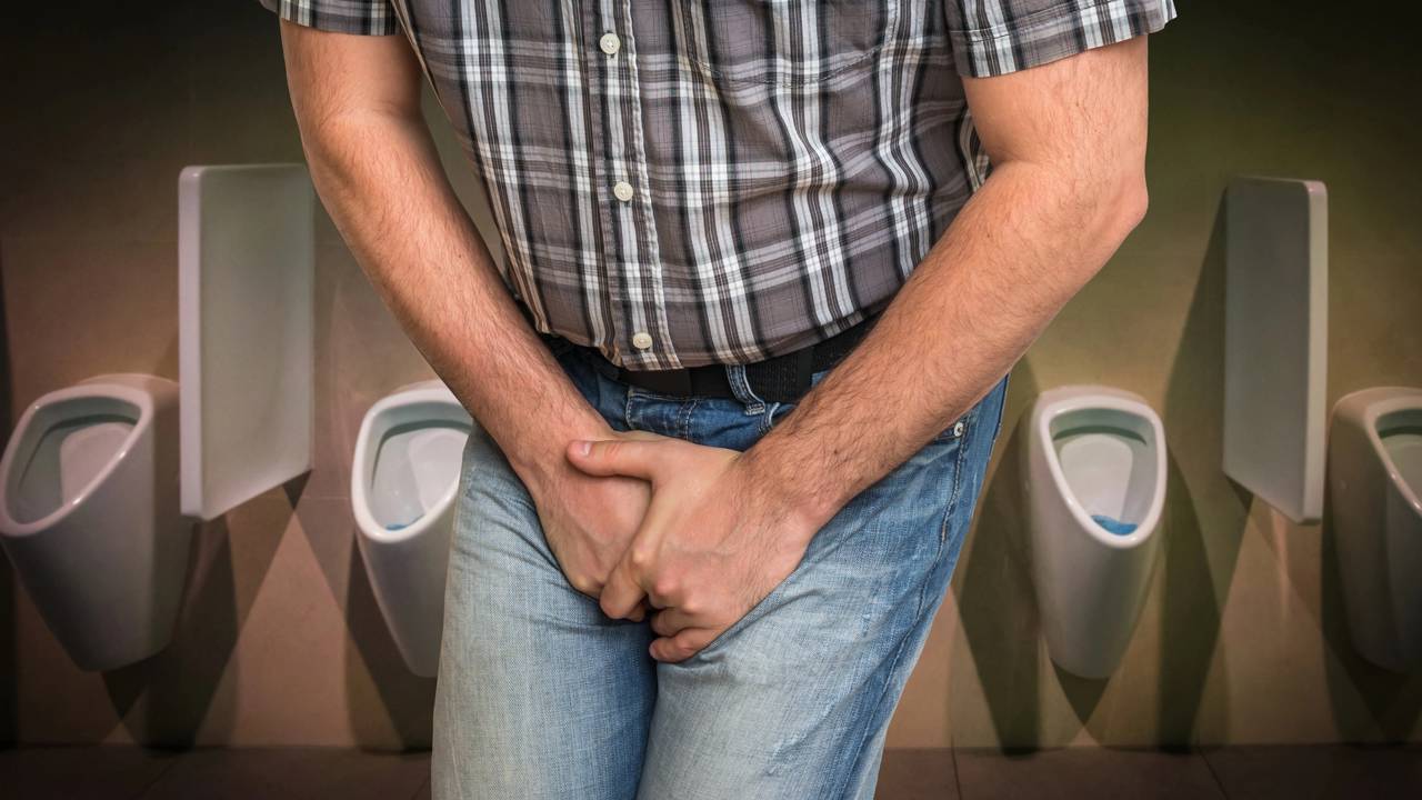 O que realmente acontece quando você segura o xixi por muito tempo