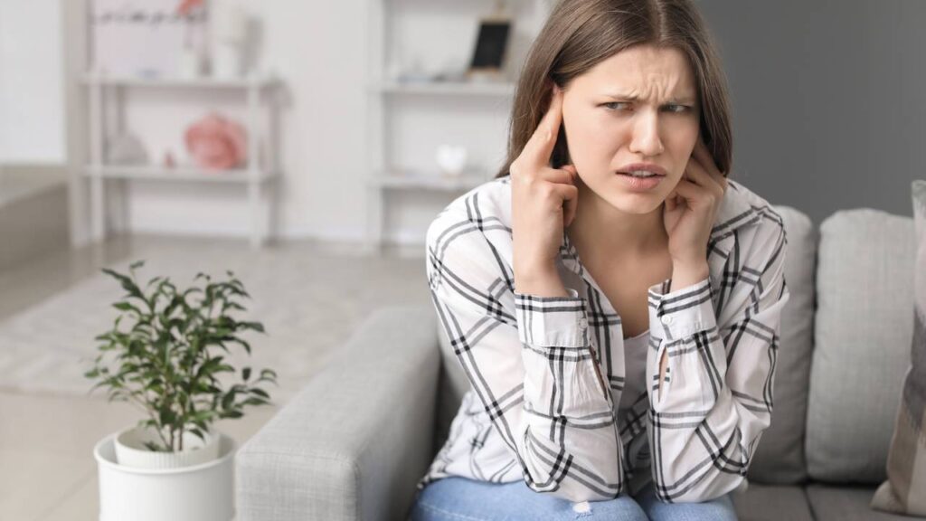 Quando o ouvido apita de repente, seu corpo pode estar tentando avisar algo