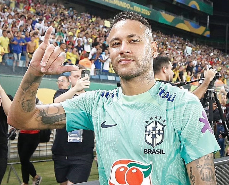 Qual jogador ganhou mais dinheiro ao retornar ao Brasil: Neymar, Romário ou Ronaldo