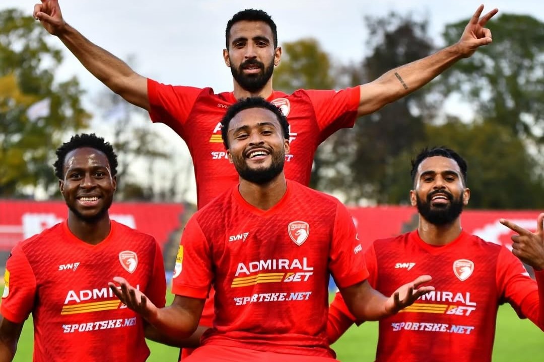 Técnico morre durante jogo de campeonato na Europa