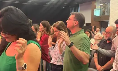Flávio Bolsonaro participa de culto e inicia agenda de pré-campanha