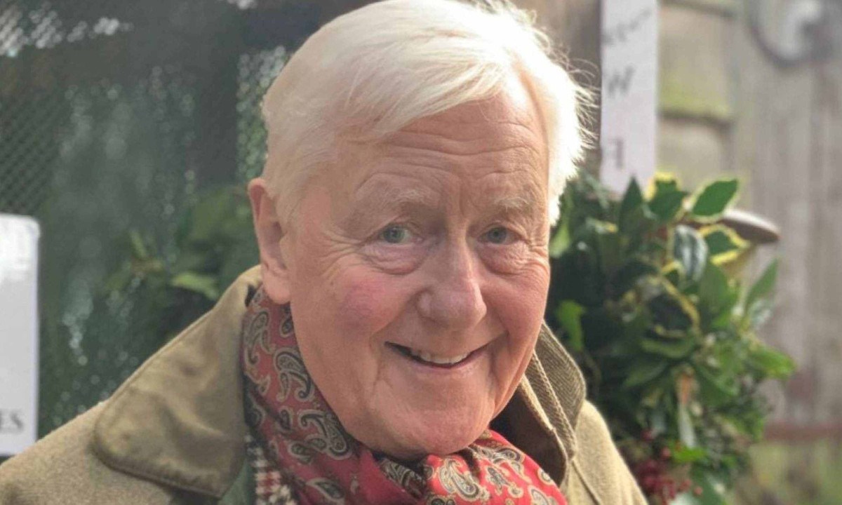 Milionário quer mulher 20 anos mais jovem que não seja de Escorpião