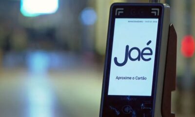 Tela de validador eletrônico de transporte público exibe 'Jaé' e 'Aproxime o Cartão'.