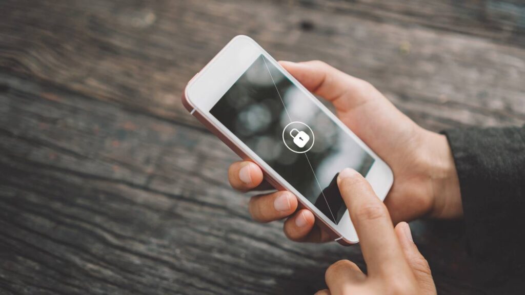 Como bloquear aplicativos com senha no celular e proteger conversas, fotos e apps pessoais