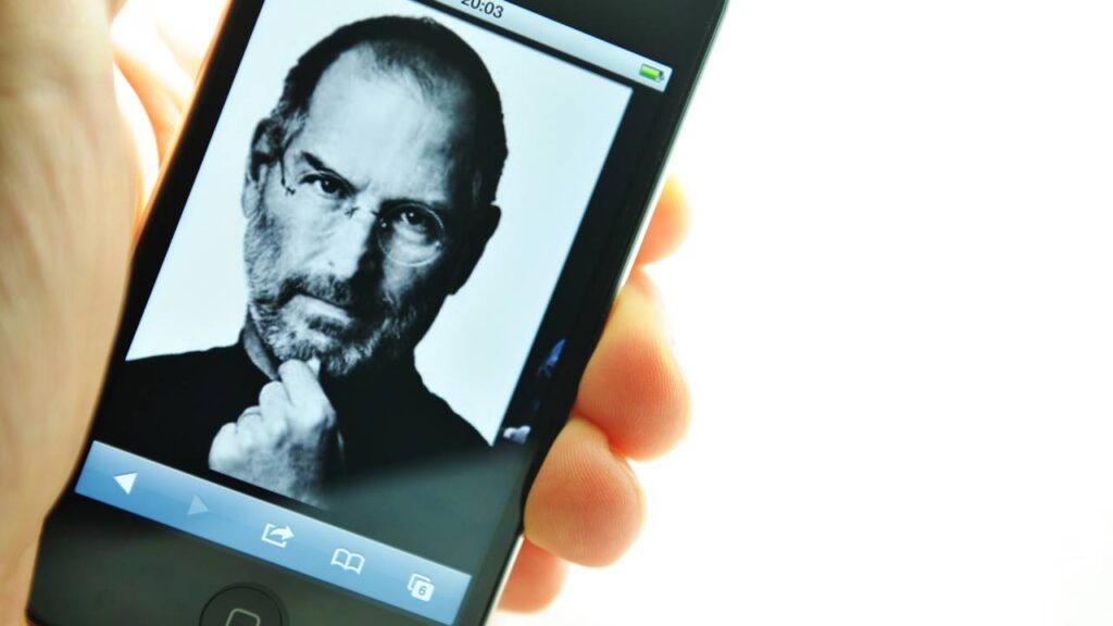 A história da Apple desde a garagem até o topo da tecnologia