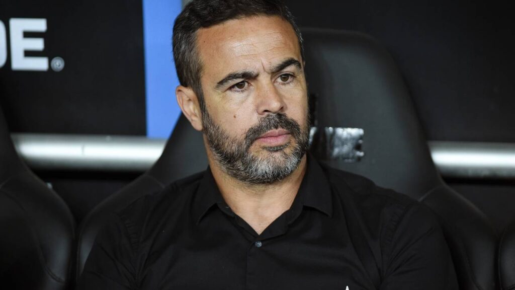 Filipe Luís é a prioridade, mas Flamengo já considera Artur Jorge como plano B